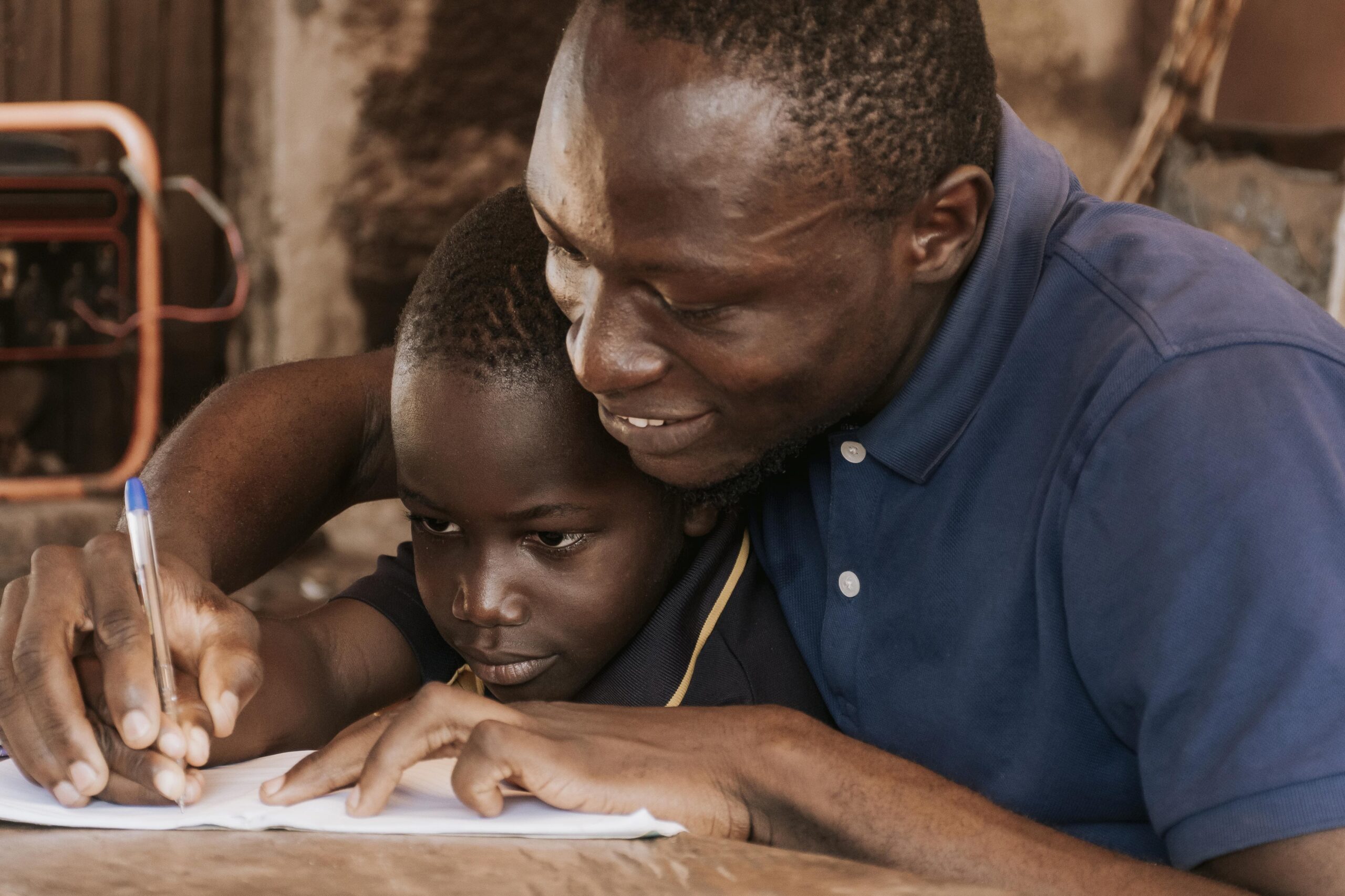 Mentor accompagnant un enfant dans son apprentissage